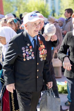 Petropavlovsk, Kazakistan - 9 Mayıs 2016: 9 Mayıs 2016 Petropavlovsk, Kazakistan'daki zafer günü. Ölü savaş anısına. Üyeler mutlu.