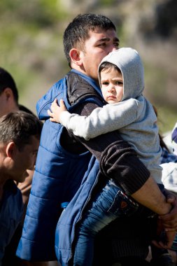 Kazakistan, Çimkent - 9 Nisan 2017. Erkekler kadınlar kadınlar çocuk dağlar bahar. Jöle manzara manzara.