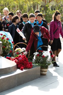 Petropavlovsk 7 Mayıs 2016: Resmi tatil. Defender'ı vatan günün Kazakistan'da 7 Mayıs kutladı. Asker ve askeri. Toplu kutlamalar insanlar.