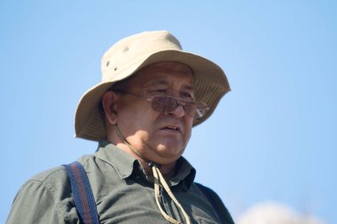 Kazakistan, Çimkent - 9 Nisan 2017. Erkekler kadınlar kadınlar çocuk dağlar bahar. Jöle manzara manzara.