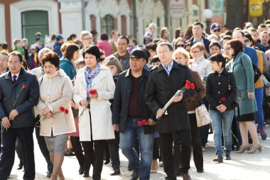 Petropavlovsk 7 Mayıs 2016: Resmi tatil. Defender'ı vatan günün Kazakistan'da 7 Mayıs kutladı. Asker ve askeri. Toplu kutlamalar insanlar.