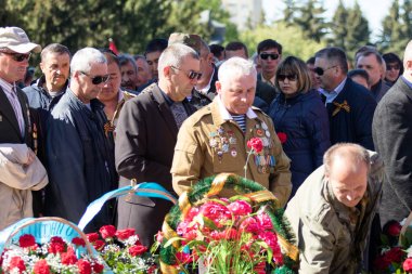 Petropavlovsk, Kazakistan - 9 Mayıs 2016: 9 Mayıs 2016 Petropavlovsk, Kazakistan'daki zafer günü. Ölü savaş anısına. Üyeler mutlu.