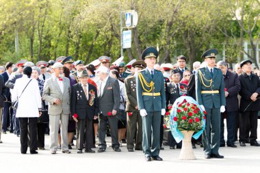 Petropavlovsk 7 Mayıs 2016: Resmi tatil. Defender'ı vatan günün Kazakistan'da 7 Mayıs kutladı. Asker ve askeri. Toplu kutlamalar insanlar.