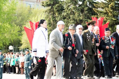 Petropavlovsk 7 Mayıs 2016: Resmi tatil. Defender'ı vatan günün Kazakistan'da 7 Mayıs kutladı. Asker ve askeri. Toplu kutlamalar insanlar.