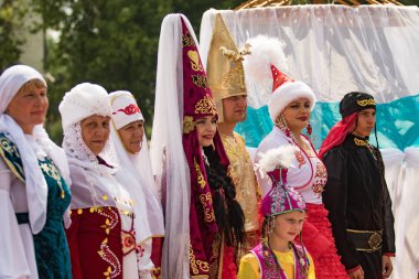Petropavlovsk, Kazakistan - 28 Temmuz 2016: Festival, 80 yıl Kuzey Kazakistan bölgesi. Kitle kutlama etnik halk, geleneksel kostümleri insanlar sokaklarda Petropavlovsk kutlamak..