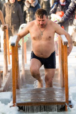 Petropavlovsk, Kazakistan - 19 Ocak 2018: vaftiz. Kışın buz delik insanlar yüzmek.