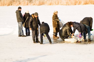 Petropavlovsk, Kazakistan - 19 Ocak 2018: vaftiz. Kışın buz delik insanlar yüzmek.