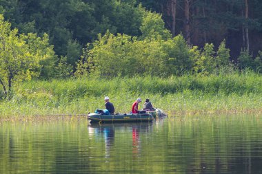 Petropavlovsk, Kazakistan - 28 Temmuz 2018: İnsanlar göl kenarında lastik gemilerde balıkçılar, balık. Lake Pestroe, Petropavlovsk, Kazakistan.