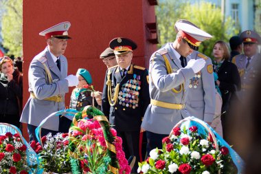 Petropavlovsk, Kazakistan - 9 Mayıs 2016: 9 Mayıs 2016 Petropavlovsk, Kazakistan'daki zafer günü. Ölü savaş anısına. Üyeler mutlu.