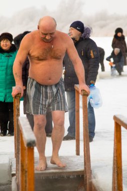 Petropavlovsk, Kazakistan - 19 Ocak 2018: vaftiz. Kışın buz delik insanlar yüzmek.