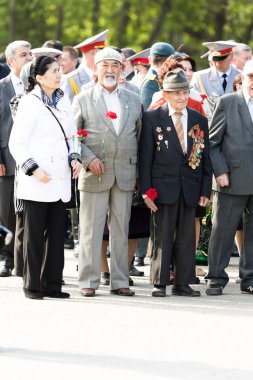 Petropavlovsk 7 Mayıs 2016: Resmi tatil. Defender'ı vatan günün Kazakistan'da 7 Mayıs kutladı. Asker ve askeri. Toplu kutlamalar insanlar.