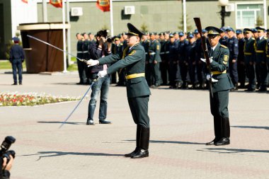 Petropavlovsk 7 Mayıs 2016: Resmi tatil. Defender'ı vatan günün Kazakistan'da 7 Mayıs kutladı. Asker ve askeri. Toplu kutlamalar insanlar.