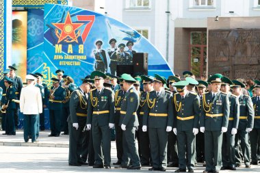 Petropavlovsk 7 Mayıs 2016: Resmi tatil. Defender'ı vatan günün Kazakistan'da 7 Mayıs kutladı. Asker ve askeri. Toplu kutlamalar insanlar.