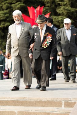 Petropavlovsk 7 Mayıs 2016: Resmi tatil. Defender'ı vatan günün Kazakistan'da 7 Mayıs kutladı. Asker ve askeri. Toplu kutlamalar insanlar.