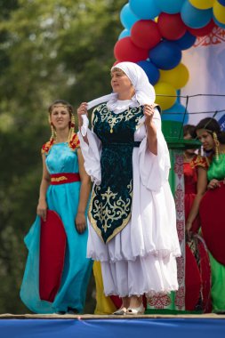 Petropavlovsk, Kazakistan - 28 Temmuz 2016: Festival, 80 yıl Kuzey Kazakistan bölgesi. Kitle kutlama etnik halk, geleneksel kostümleri insanlar sokaklarda Petropavlovsk kutlamak..