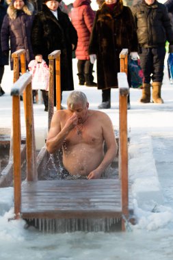 Petropavlovsk, Kazakistan - 19 Ocak 2018: vaftiz. Kışın buz delik insanlar yüzmek.