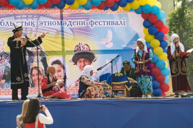 Petropavlovsk, Kazakistan - 28 Temmuz 2016: Festival, 80 yıl Kuzey Kazakistan bölgesi. Kitle kutlama etnik halk, geleneksel kostümleri insanlar sokaklarda Petropavlovsk kutlamak..