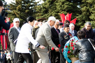 Petropavlovsk 7 Mayıs 2016: Resmi tatil. Defender'ı vatan günün Kazakistan'da 7 Mayıs kutladı. Asker ve askeri. Toplu kutlamalar insanlar.