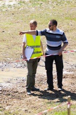 Kazakistan, Çimkent - 9 Nisan 2017. Erkekler kadınlar kadınlar çocuk dağlar bahar. Jöle manzara manzara.