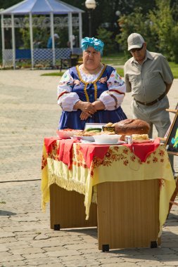 Petropavlovsk, Kazakistan - 28 Temmuz 2016: Festival, 80 yıl Kuzey Kazakistan bölgesi. Kitle kutlama etnik halk, geleneksel kostümleri insanlar sokaklarda Petropavlovsk kutlamak..