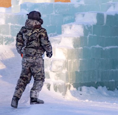 Petropavlovsk, Kazakistan - 8 Ocak 2019: Çocuk buzlu bir tepede binmek. Yetişkinler ve çocuklar parkta birlikte sakin ol.