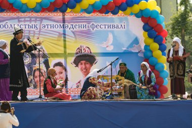Petropavlovsk, Kazakistan - 28 Temmuz 2016: Festival, 80 yıl Kuzey Kazakistan bölgesi. Kitle kutlama etnik halk, geleneksel kostümleri insanlar sokaklarda Petropavlovsk kutlamak..