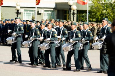Petropavlovsk 7 Mayıs 2016: Resmi tatil. Defender'ı vatan günün Kazakistan'da 7 Mayıs kutladı. Asker ve askeri. Toplu kutlamalar insanlar.