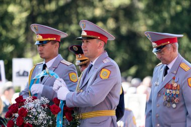 Petropavlovsk, Kazakistan - 9 Mayıs 2016: 9 Mayıs 2016 Petropavlovsk, Kazakistan'daki zafer günü. Ölü savaş anısına. Üyeler mutlu.