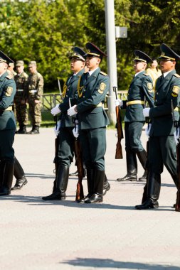 Petropavlovsk 7 Mayıs 2016: Resmi tatil. Defender'ı vatan günün Kazakistan'da 7 Mayıs kutladı. Asker ve askeri. Toplu kutlamalar insanlar.