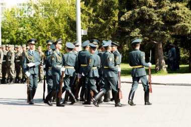 Petropavlovsk 7 Mayıs 2016: Resmi tatil. Defender'ı vatan günün Kazakistan'da 7 Mayıs kutladı. Asker ve askeri. Toplu kutlamalar insanlar.