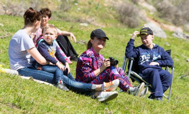 Kazakistan, Çimkent - 9 Nisan 2017. Erkekler kadınlar kadınlar çocuk dağlar bahar. Jöle manzara manzara.