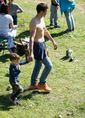 Kazakistan, Çimkent - 9 Nisan 2017. Erkekler kadınlar kadınlar çocuk dağlar bahar. Jöle manzara manzara.