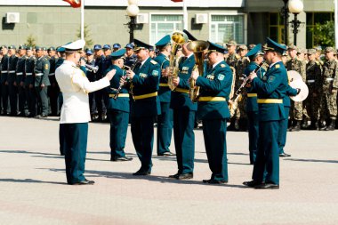 Petropavlovsk 7 Mayıs 2016: Resmi tatil. Defender'ı vatan günün Kazakistan'da 7 Mayıs kutladı. Asker ve askeri. Toplu kutlamalar insanlar.