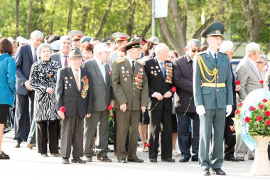 Petropavlovsk 7 Mayıs 2016: Resmi tatil. Defender'ı vatan günün Kazakistan'da 7 Mayıs kutladı. Asker ve askeri. Toplu kutlamalar insanlar.