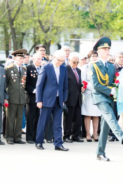 Petropavlovsk 7 Mayıs 2016: Resmi tatil. Defender'ı vatan günün Kazakistan'da 7 Mayıs kutladı. Asker ve askeri. Toplu kutlamalar insanlar.