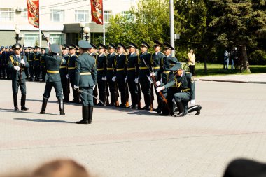 Petropavlovsk 7 Mayıs 2016: Resmi tatil. Defender'ı vatan günün Kazakistan'da 7 Mayıs kutladı. Asker ve askeri. Toplu kutlamalar insanlar.