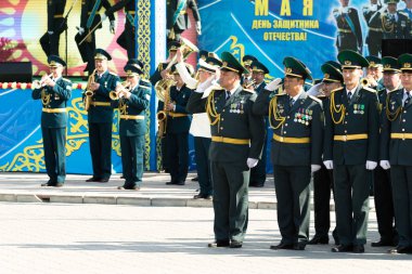 Petropavlovsk 7 Mayıs 2016: Resmi tatil. Defender'ı vatan günün Kazakistan'da 7 Mayıs kutladı. Asker ve askeri. Toplu kutlamalar insanlar.