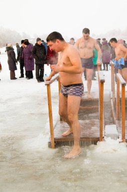 Petropavlovsk, Kazakistan - 19 Ocak 2018: vaftiz. Kışın buz delik insanlar yüzmek.