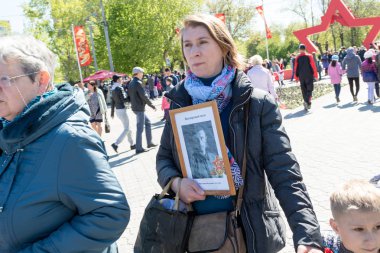 Petropavlovsk, Kazakistan - 9 Mayıs 2016: 9 Mayıs 2016 Petropavlovsk, Kazakistan'daki zafer günü. Ölü savaş anısına. Üyeler mutlu.