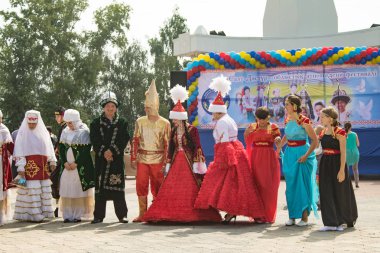 Petropavlovsk, Kazakistan - 28 Temmuz 2016: Festival, 80 yıl Kuzey Kazakistan bölgesi. Kitle kutlama etnik halk, geleneksel kostümleri insanlar sokaklarda Petropavlovsk kutlamak..