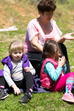 Kazakistan, Çimkent - 9 Nisan 2017. Erkekler kadınlar kadınlar çocuk dağlar bahar. Jöle manzara manzara.