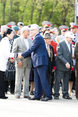 Petropavlovsk 7 Mayıs 2016: Resmi tatil. Defender'ı vatan günün Kazakistan'da 7 Mayıs kutladı. Asker ve askeri. Toplu kutlamalar insanlar.