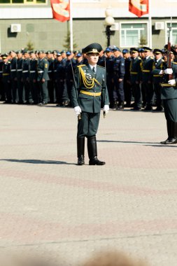 Petropavlovsk 7 Mayıs 2016: Resmi tatil. Defender'ı vatan günün Kazakistan'da 7 Mayıs kutladı. Asker ve askeri. Toplu kutlamalar insanlar.