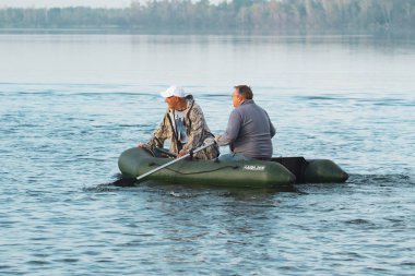 Petropavlovsk, Kazakistan - 28 Temmuz 2018: İnsanlar göl kenarında lastik gemilerde balıkçılar, balık. Lake Pestroe, Petropavlovsk, Kazakistan.