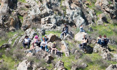 Kazakistan, Çimkent - 9 Nisan 2017. Erkekler kadınlar kadınlar çocuk dağlar bahar. Jöle manzara manzara.