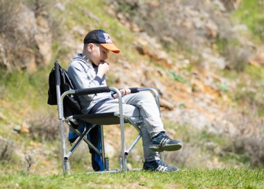 Kazakistan, Çimkent - 9 Nisan 2017. Erkekler kadınlar kadınlar çocuk dağlar bahar. Jöle manzara manzara.