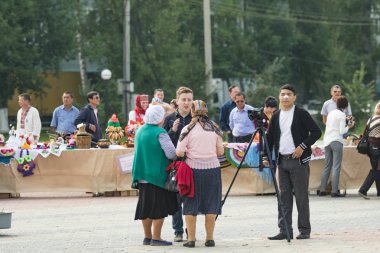 Petropavlovsk, Kazakistan - 28 Temmuz 2016: Festival, 80 yıl Kuzey Kazakistan bölgesi. Kitle kutlama etnik halk, geleneksel kostümleri insanlar sokaklarda Petropavlovsk kutlamak..