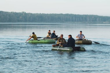 Petropavlovsk, Kazakistan - 28 Temmuz 2018: İnsanlar göl kenarında lastik gemilerde balıkçılar, balık. Lake Pestroe, Petropavlovsk, Kazakistan.