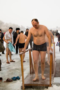 Petropavlovsk, Kazakistan - 19 Ocak 2018: vaftiz. Kışın buz delik insanlar yüzmek.