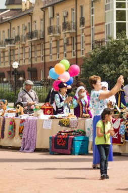 Petropavlovsk, Kazakistan - 28 Temmuz 2016: Festival, 80 yıl Kuzey Kazakistan bölgesi. Kitle kutlama etnik halk, geleneksel kostümleri insanlar sokaklarda Petropavlovsk kutlamak..